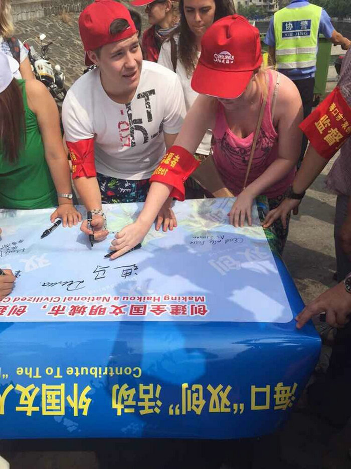 国际员工迪马参加双创签名活动.jpg