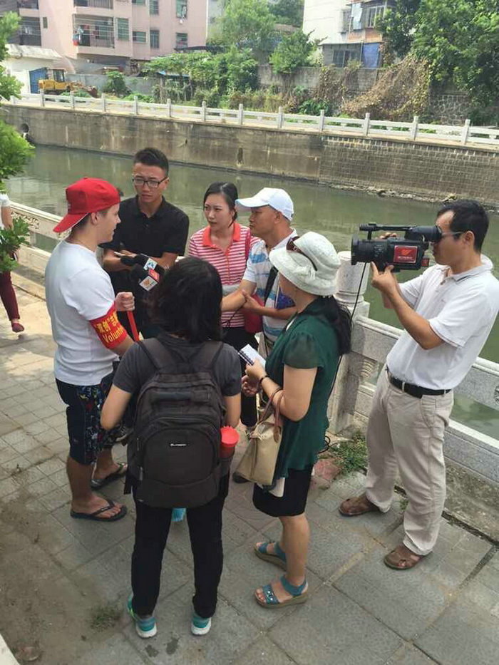 国际员工接受记者采访.jpg
