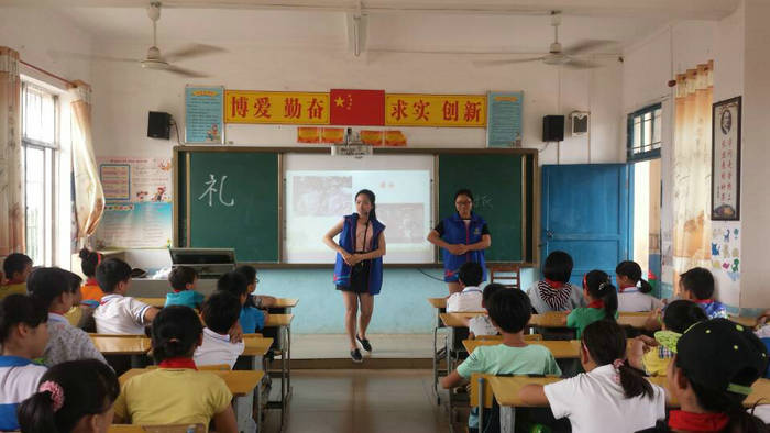 志愿者在给小员工上礼仪课.jpg