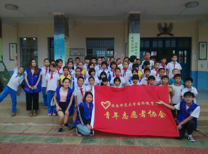 志愿者与小员工合影.jpg