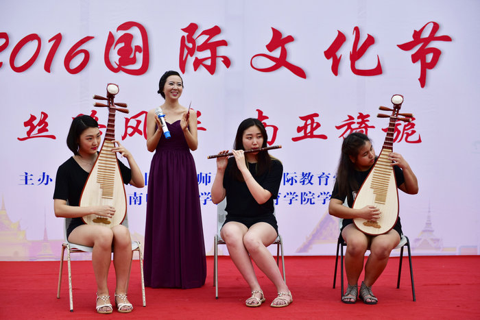 韩国职工演奏中国乐器.jpg