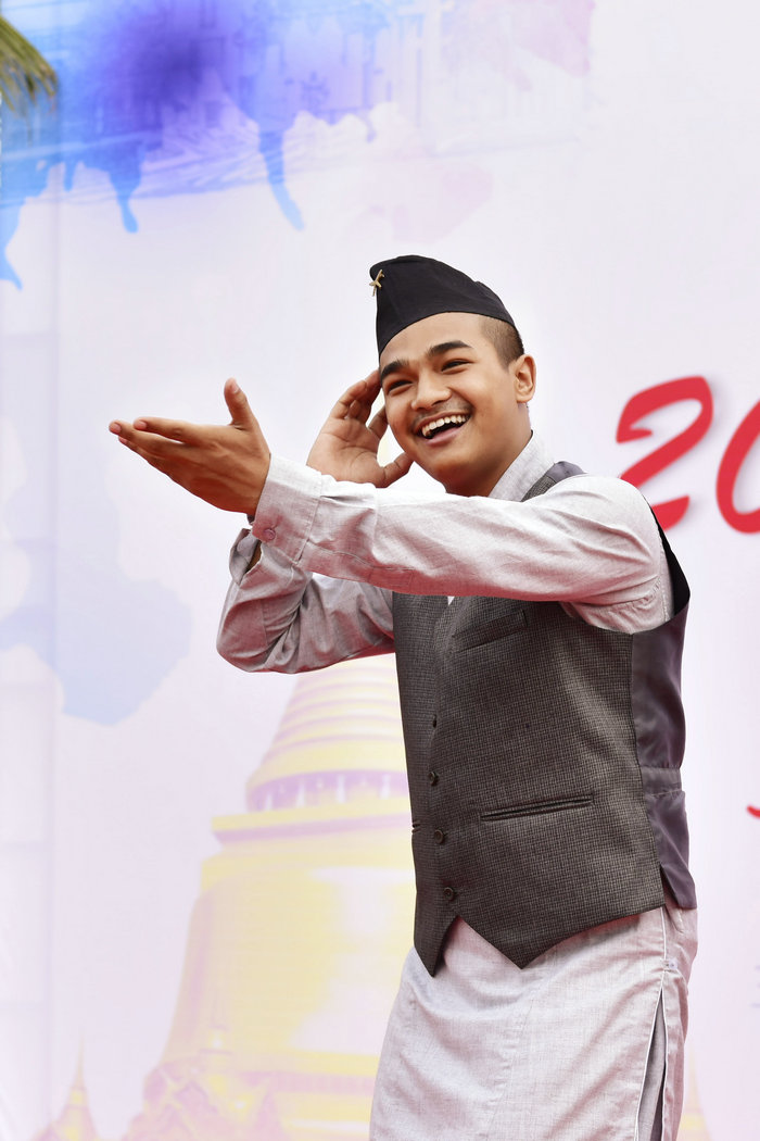 尼泊尔职工的舞蹈表演.jpg