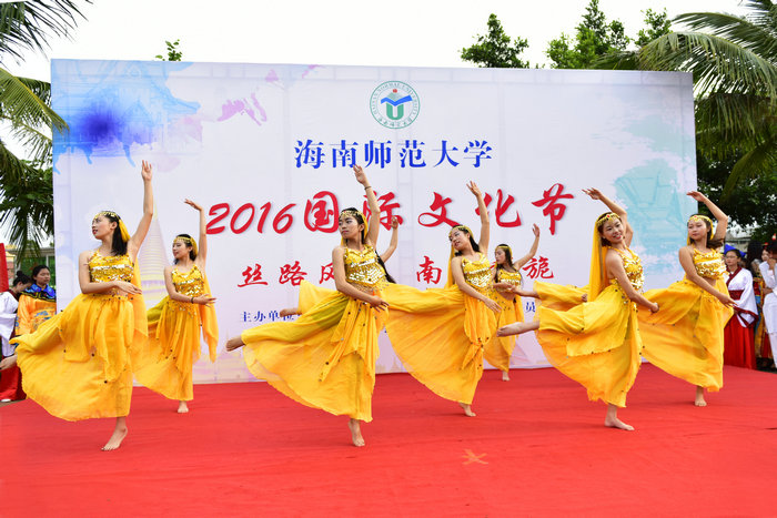 中国员工《飞天》舞.jpg