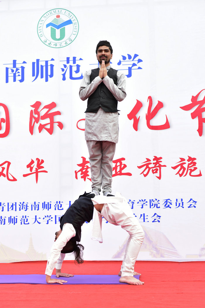 尼泊尔员工表演瑜伽.jpg