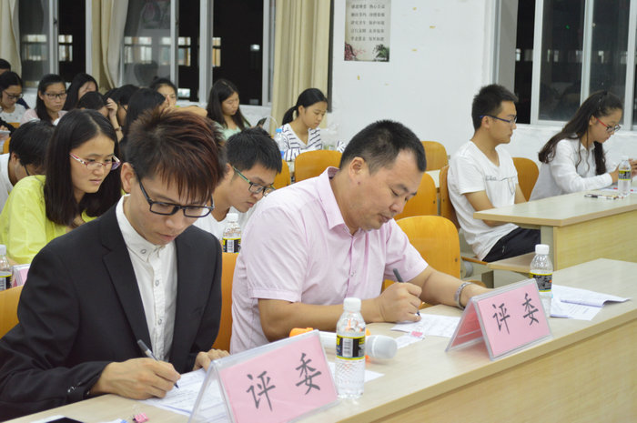 认真的评委老师.JPG
