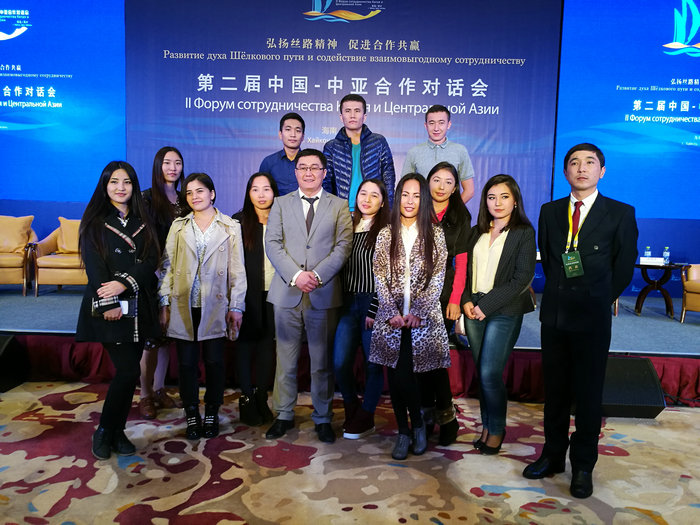中亚职工与嘉宾合影.jpg