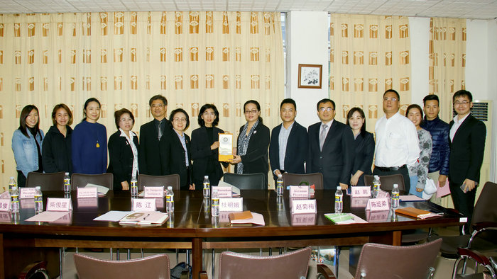 两校代表互赠礼物合影.jpg