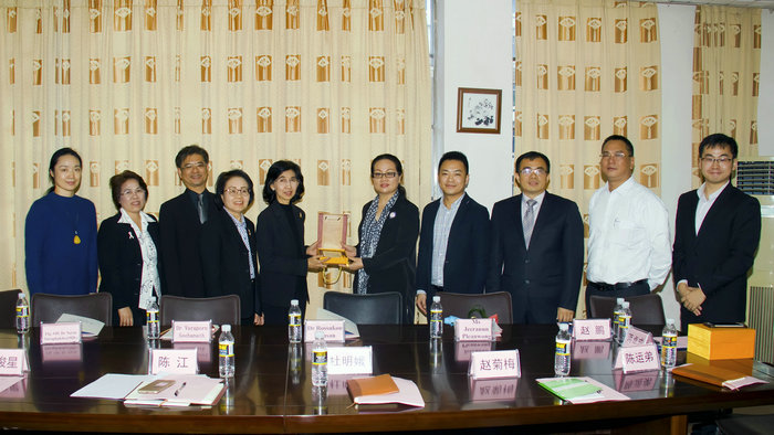 两校代表互赠礼物合影2.jpg