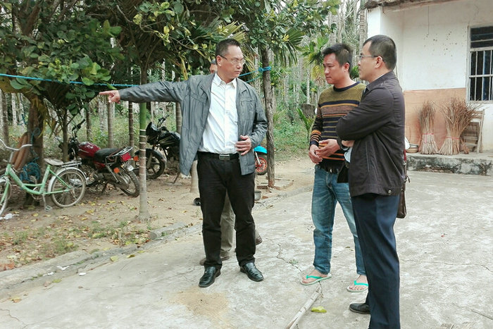公司领导在与村民交流.jpg