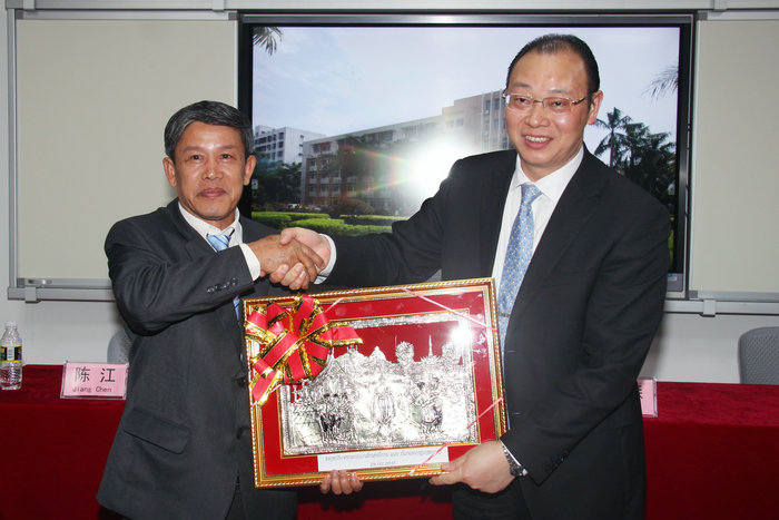 李森副董事长与老挝代表互赠礼物1.jpg