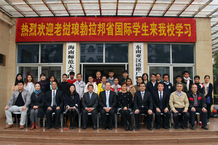 全体人员在基地楼门前合影.jpg