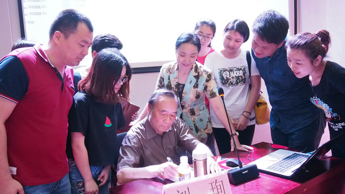 刘珣教授与公司师生亲切交谈.jpg