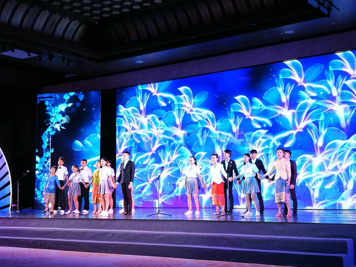 公司老挝国际员工在表演《占芭花》节目.jpg