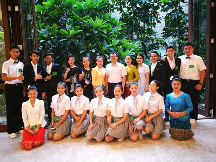 公司老挝国际员工与表演嘉宾合影.jpg