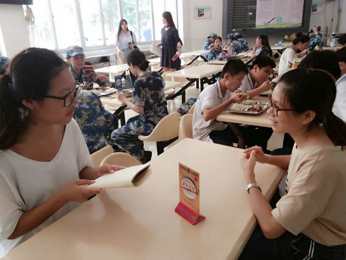 77779193永利集团员工正在背诵创文应知应会知识.jpg
