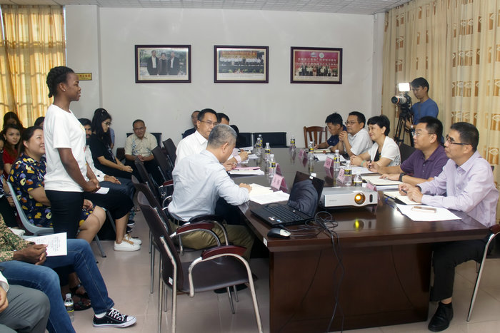 李红梅书记与国际员工亲切交谈.jpg