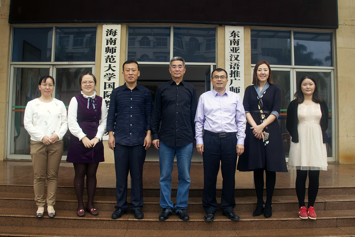 与会人员在基地楼前合影.jpg