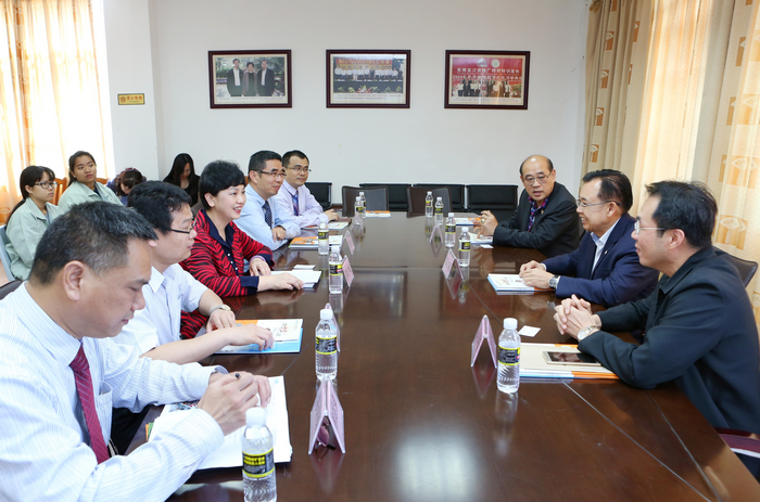 泰国海南会馆代表团理事长冯尔真先生一行访问公司，李红梅书记会见来宾.png