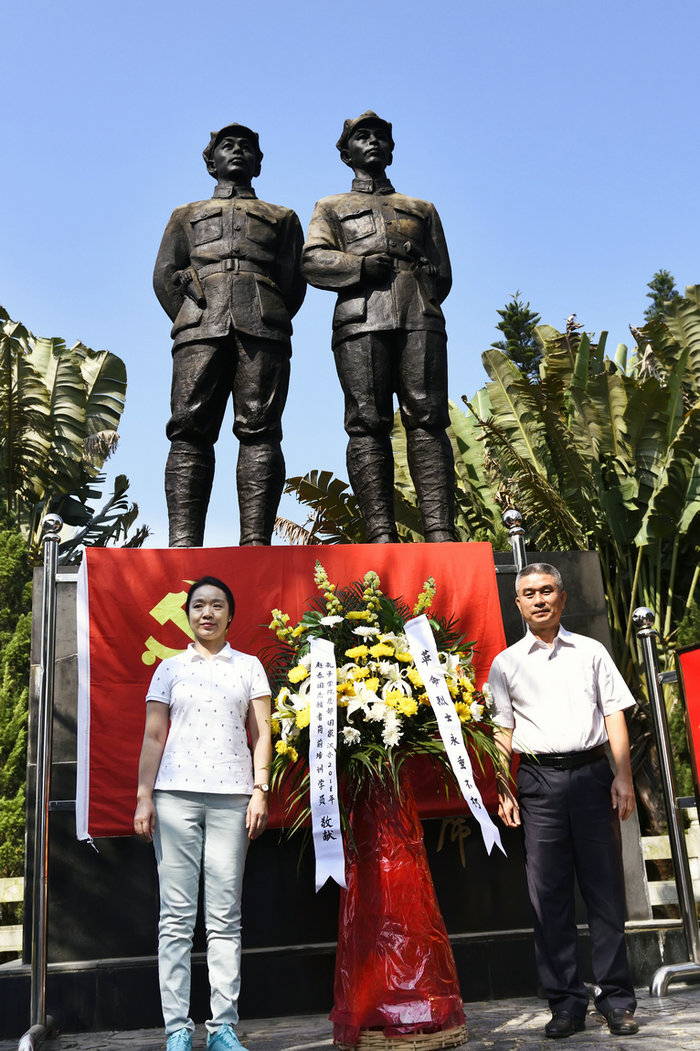 公司柴俊星副经理与吴椿副书记向烈士纪念碑敬献花圈.jpg
