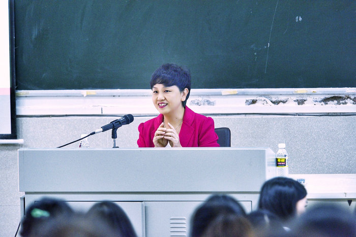 李红梅书记正在给汉语教师志愿者学员们讲课.jpg