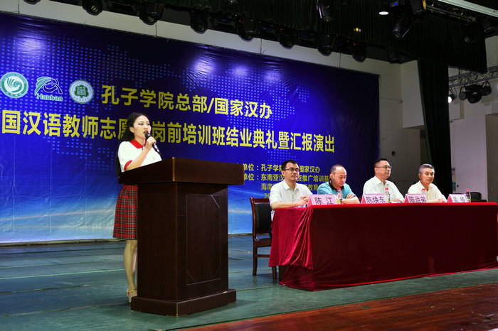 志愿者学员代表吴浩楠同学讲话.jpg