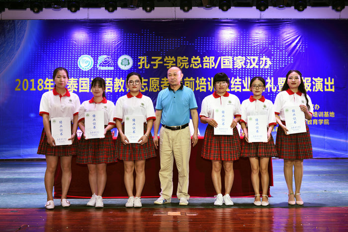 公司教务处副处长陈焕东向志愿者学员代表授予结业证书.jpg