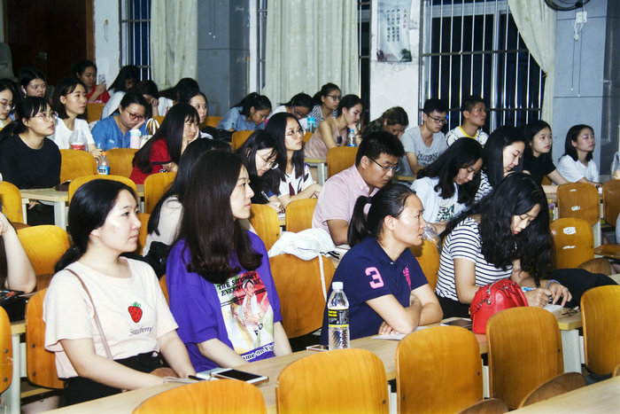 公司师生聆听讲座.jpg