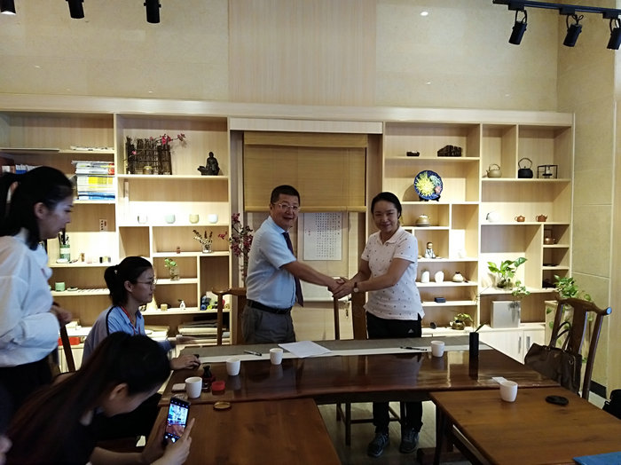 两校人员亲切交谈.jpg