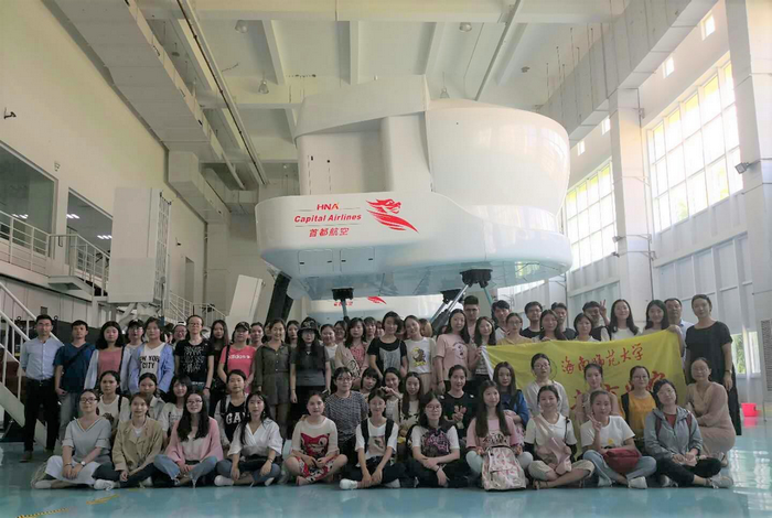 全体人员在基地门前合影.png