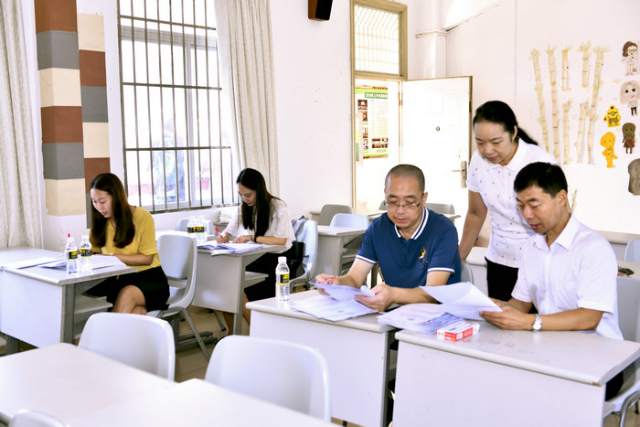 语言生老师认真评卷.jpg