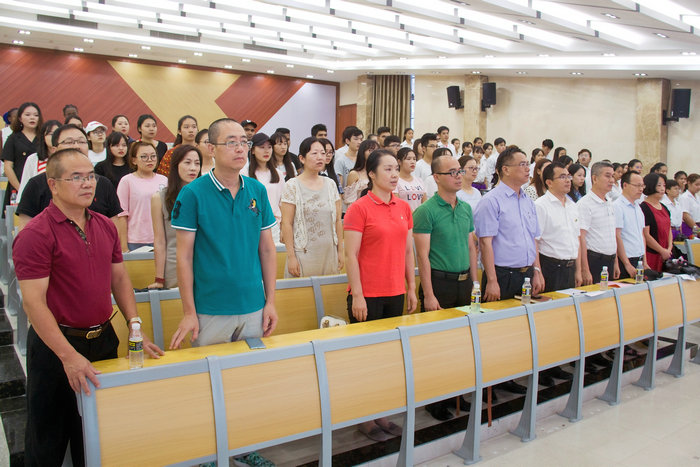 公司全体教职工与部分员工齐唱国歌.jpg