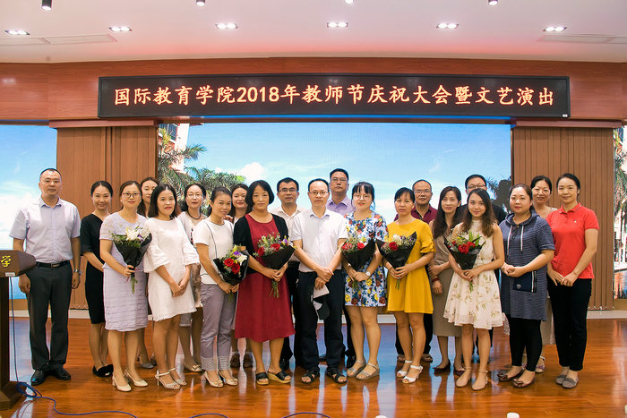 公司教职工合影.jpg