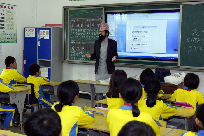 公司尼泊尔籍员工给小员工介绍尼泊尔概况课堂现场.jpg