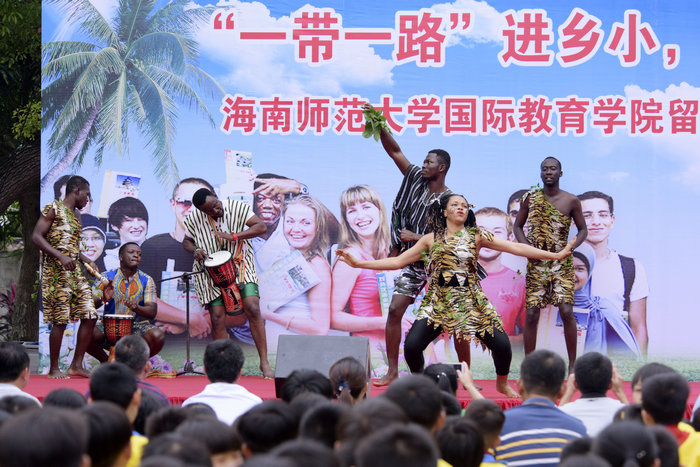 非洲籍国际员工给东澳镇中心学校献上精彩的非洲舞蹈.jpg