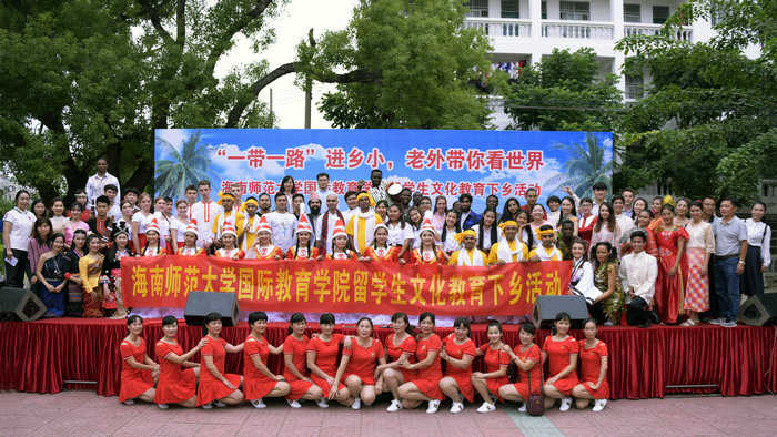 全体演职人员合影.jpg
