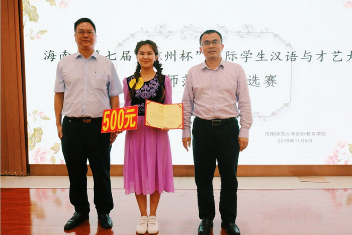 公司领导为沈洛同学颁发一等奖证书.png