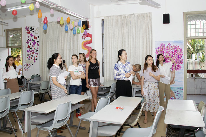 老师们在301教室参观.jpg