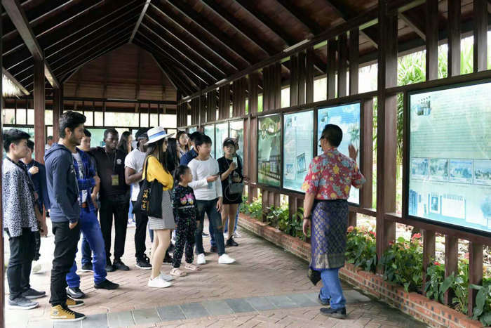 职工们了解巴厘村华侨奋斗历史.jpg
