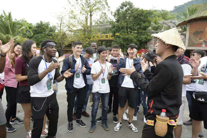 职工们学习黎族欢迎舞蹈.jpg