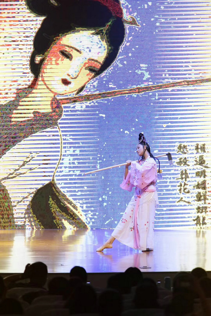 吴丽恩《黛玉葬花》.jpg
