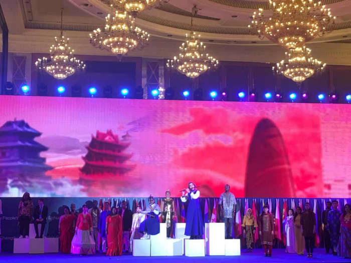 公司国际员工安娜参加孔子学院开幕式表演.jpg