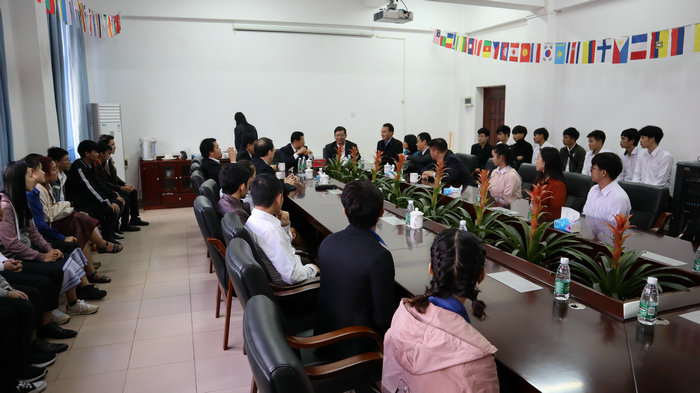老挝前副总理与公司47名员工举行座谈会.jpg