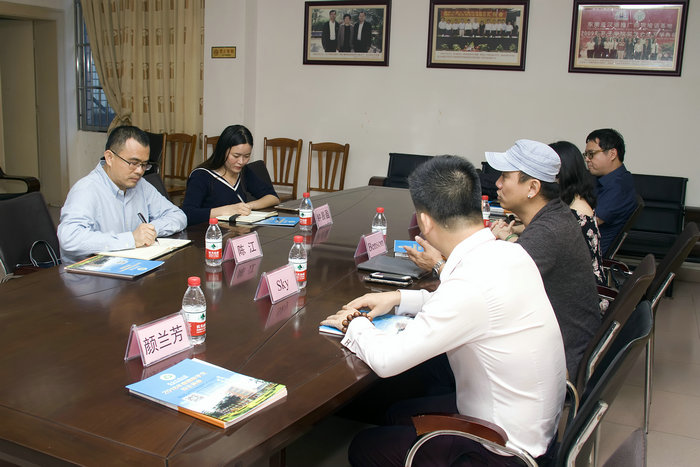 双方人员开展会谈.jpg