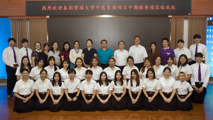 泰国碧瑶大学代表团访问在读公司的该校员工.jpg