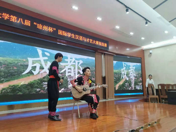 阿龙唱成都.jpg