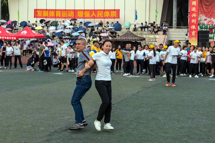 公司老师们在背夹排球比赛中奋勇奔跑.jpg