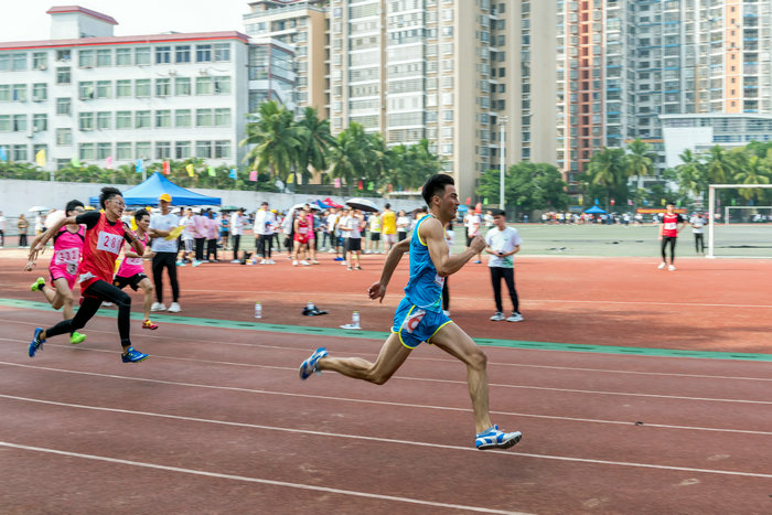 公司吉尔吉斯斯坦员工刘刚奋力奔跑.jpg