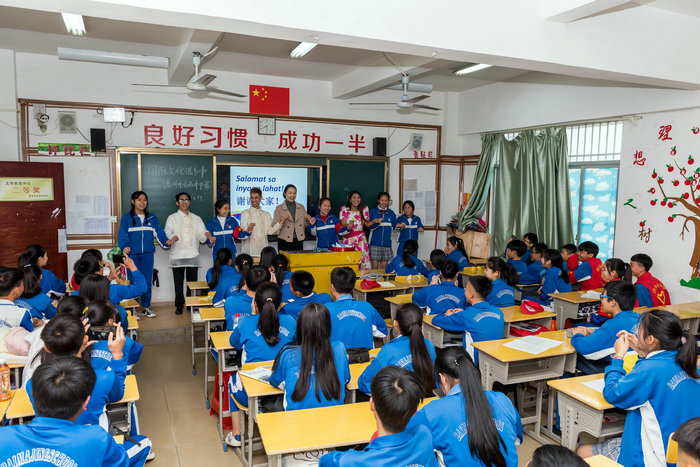 菲律宾员工与白马井中学员工互动.jpg