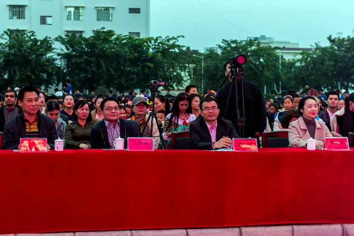 观众台前大家聚精会神观看.jpg