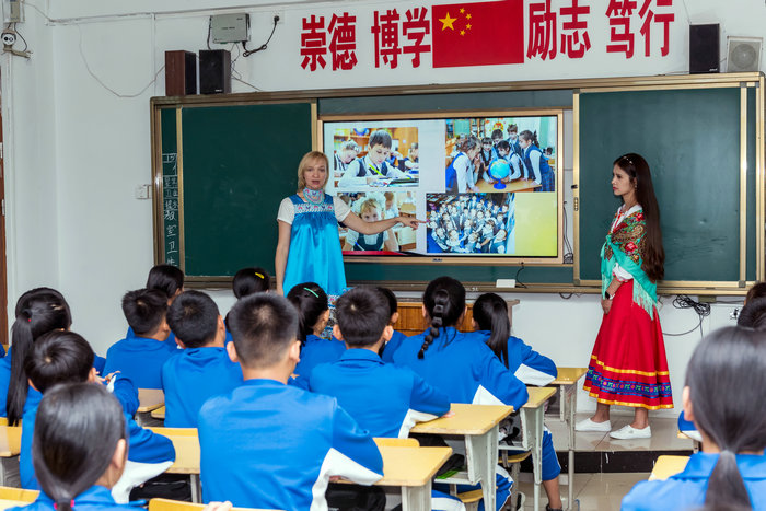 公司俄罗斯员工莲娜在介绍俄罗斯文化.jpg